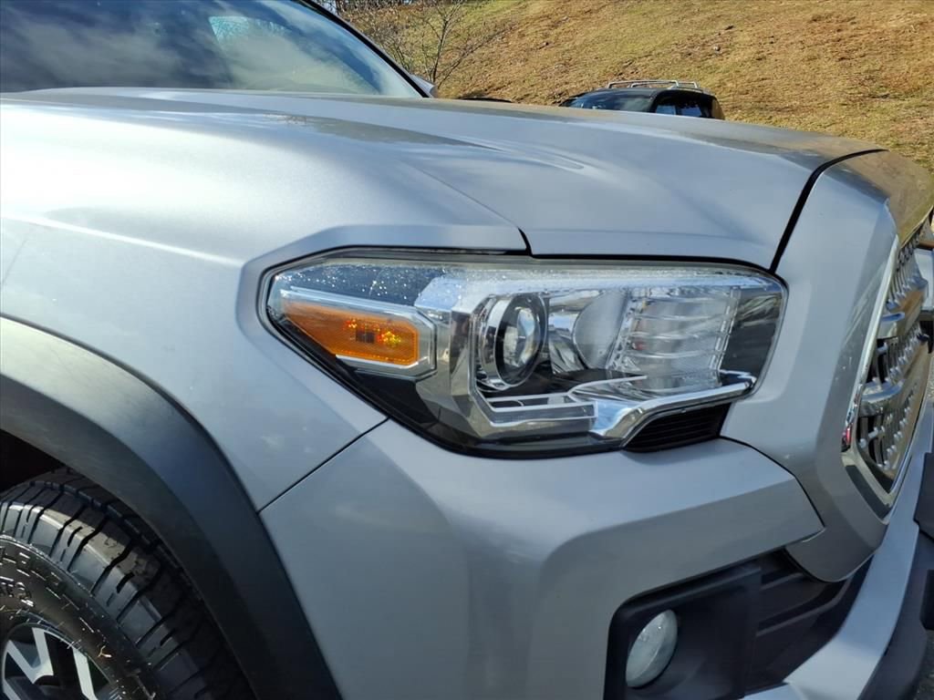 Used 2017 Toyota Tacoma TRD Off-Road image 2