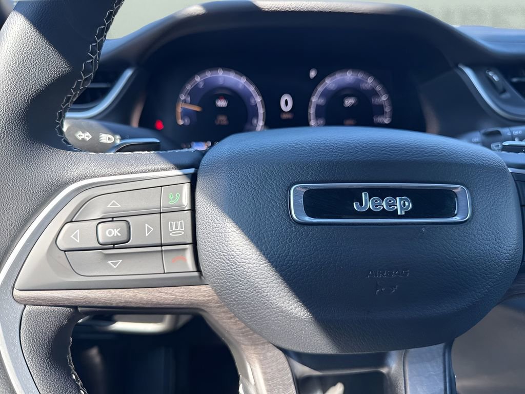Used 2024 Jeep Grand Cherokee Limited w/ Black Appearance Package AWD/4WD image 16