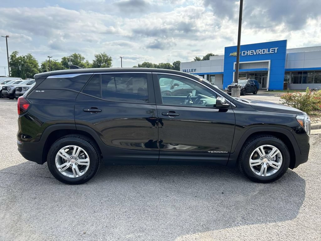 Used 2024 GMC Terrain SLE AWD/4WD image 2