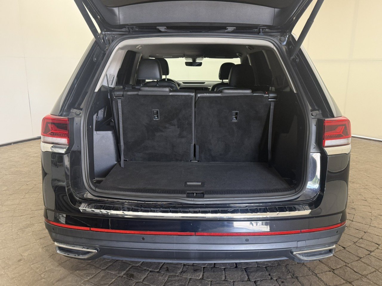Used 2023 Volkswagen Atlas SE w/ Black Wheel Package AWD/4WD image 7