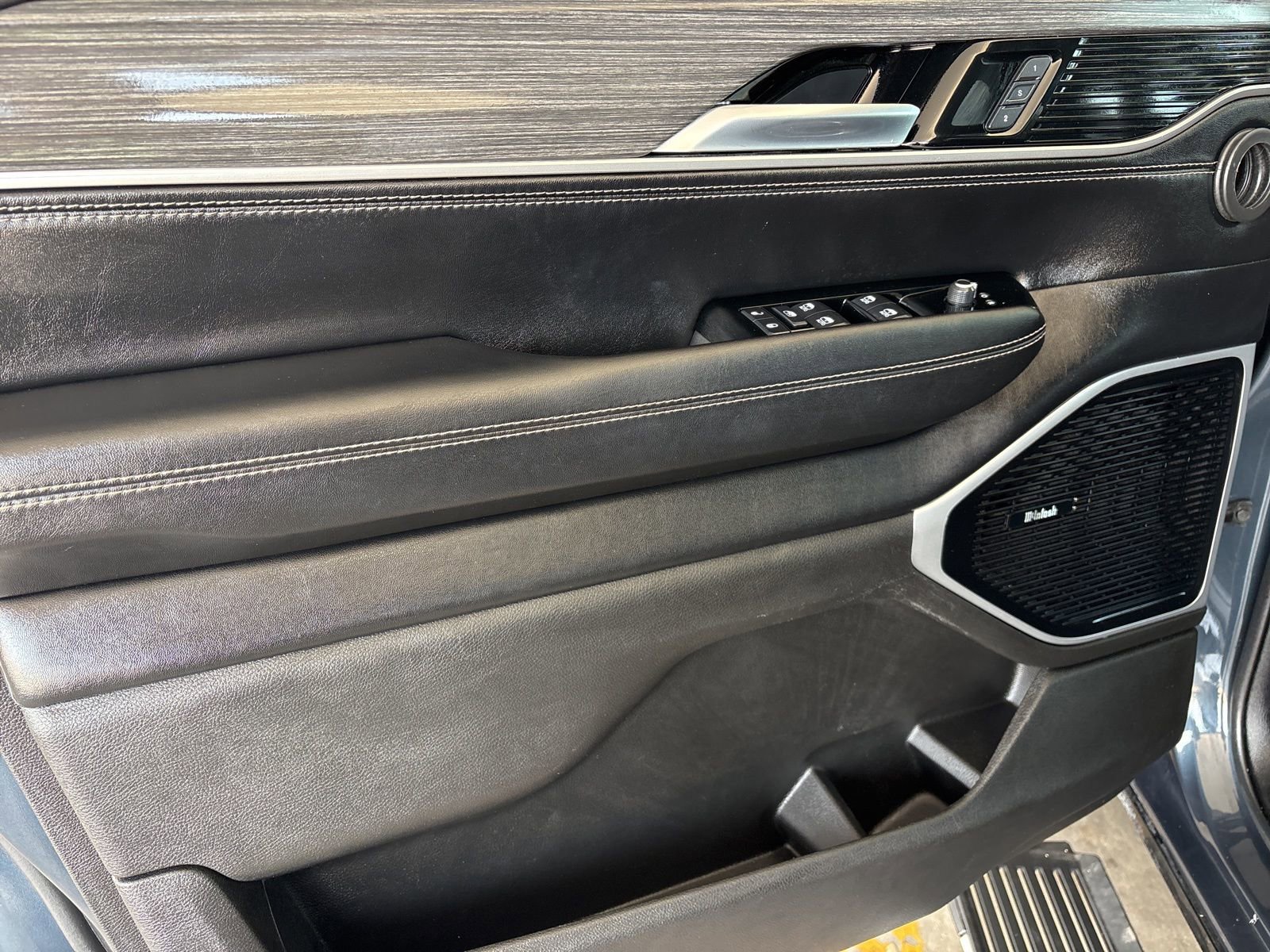 Used 2023 Jeep Wagoneer L Series III w/ Premium Group I image 12