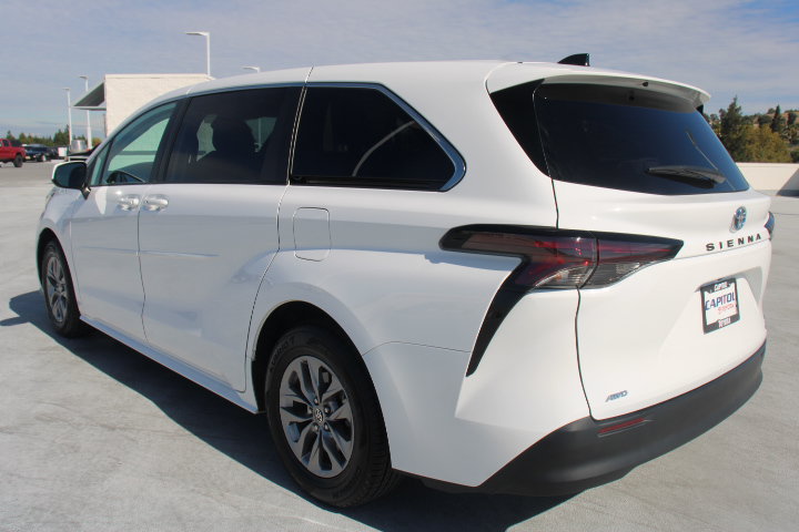 Certified 2024 Toyota Sienna LE AWD/4WD image 5