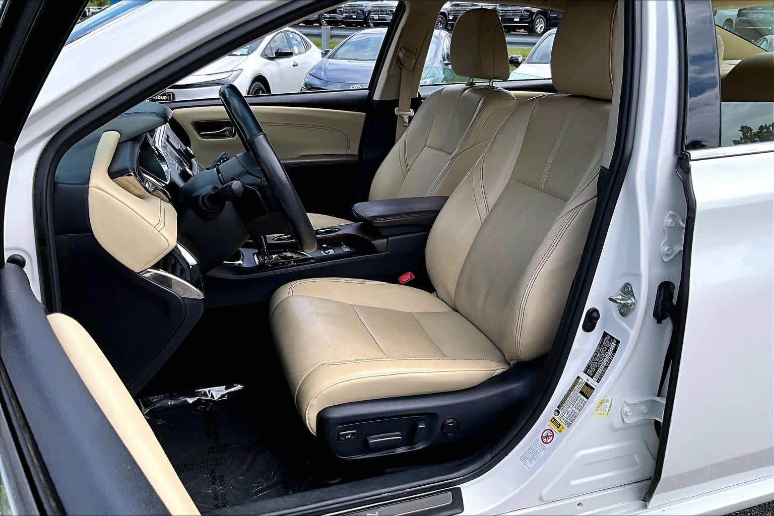 Used 2013 Toyota Avalon Limited w/ Technology Pkg FWD image 8
