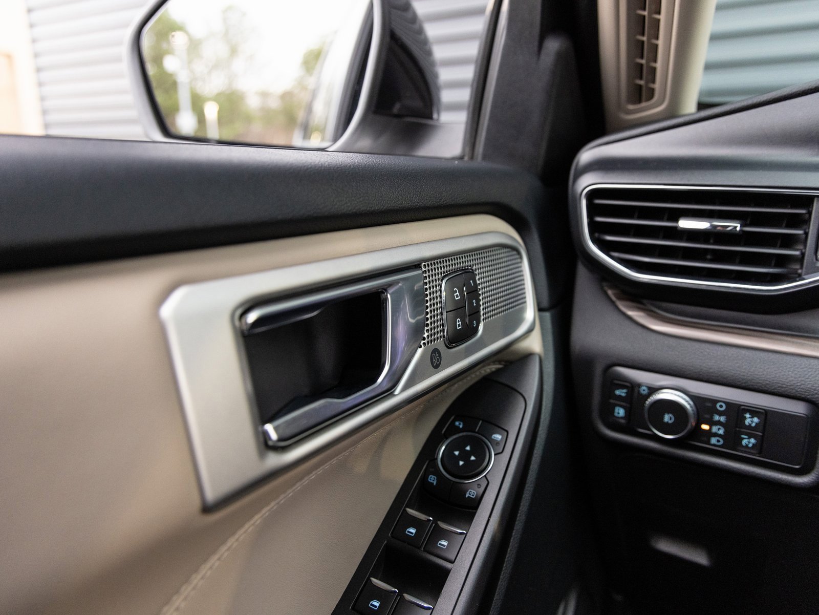 Used 2020 Ford Explorer Limited w/ Hybrid Equipment Group 310A image 18