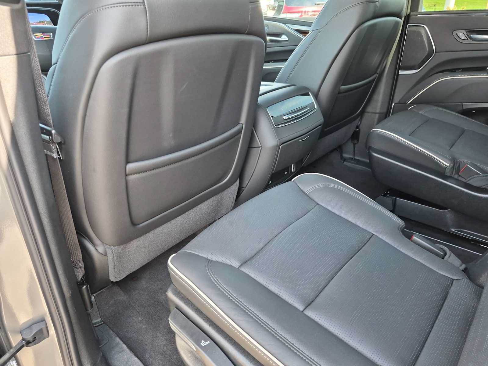Used 2024 Cadillac Escalade Premium Luxury w/ Performance Package AWD/4WD image 18