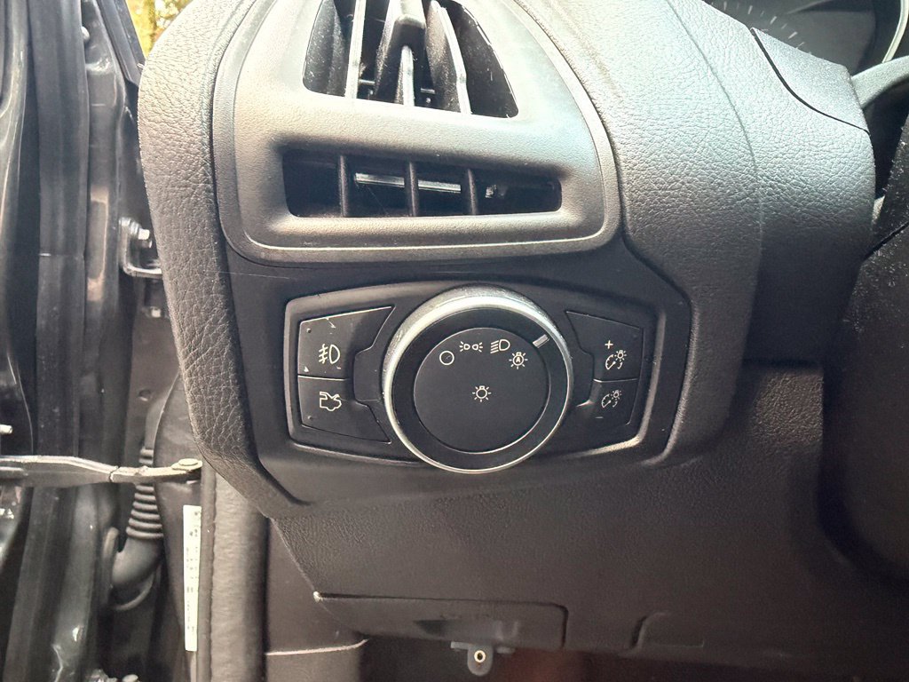 Used 2017 Ford Focus SE FWD image 15