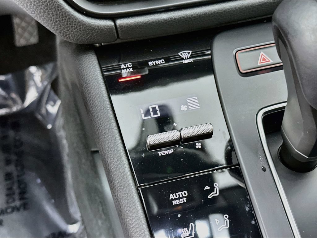 Certified 2024 Porsche Macan AWD/4WD image 18