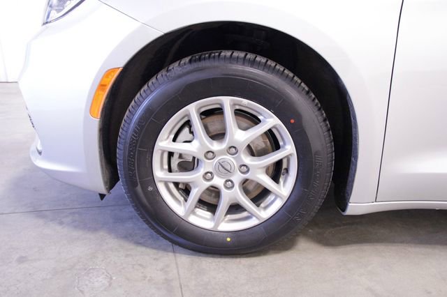 Used 2024 Chrysler Pacifica Touring-L image 10