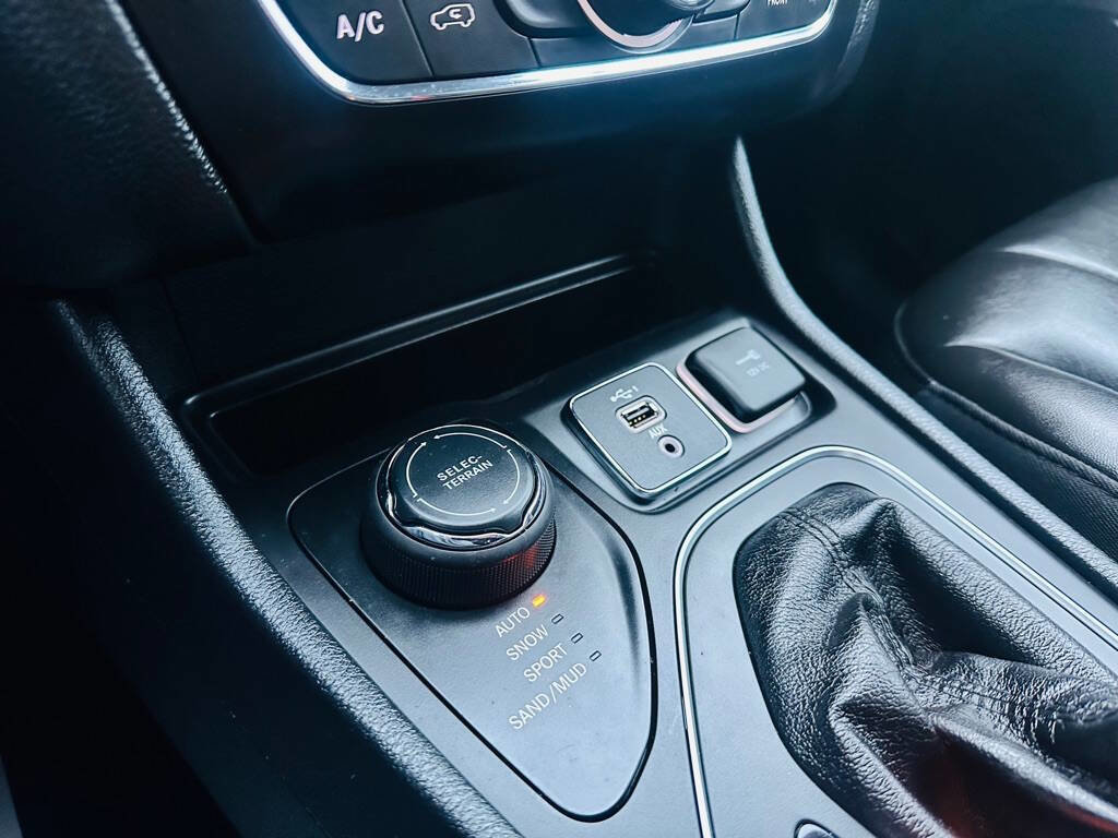 Used 2020 Jeep Cherokee Latitude Plus w/ Cold Weather Group image 14