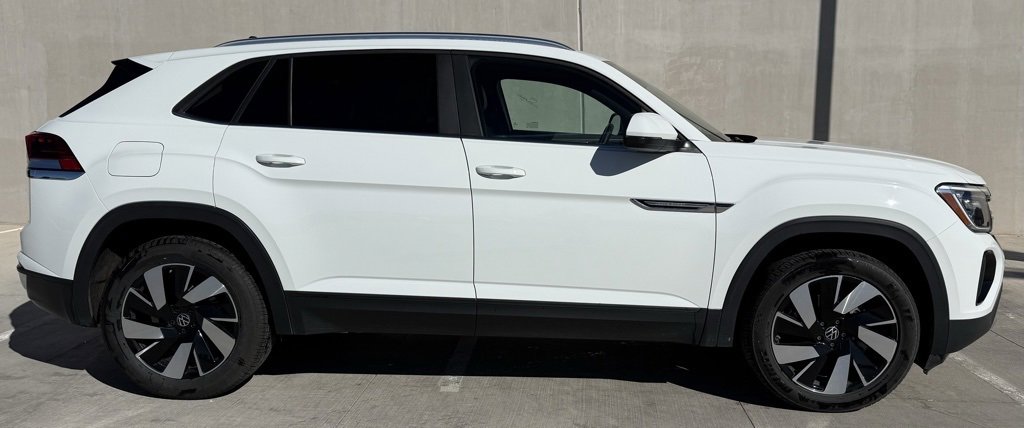 Used 2024 Volkswagen Atlas Cross Sport SE image 3