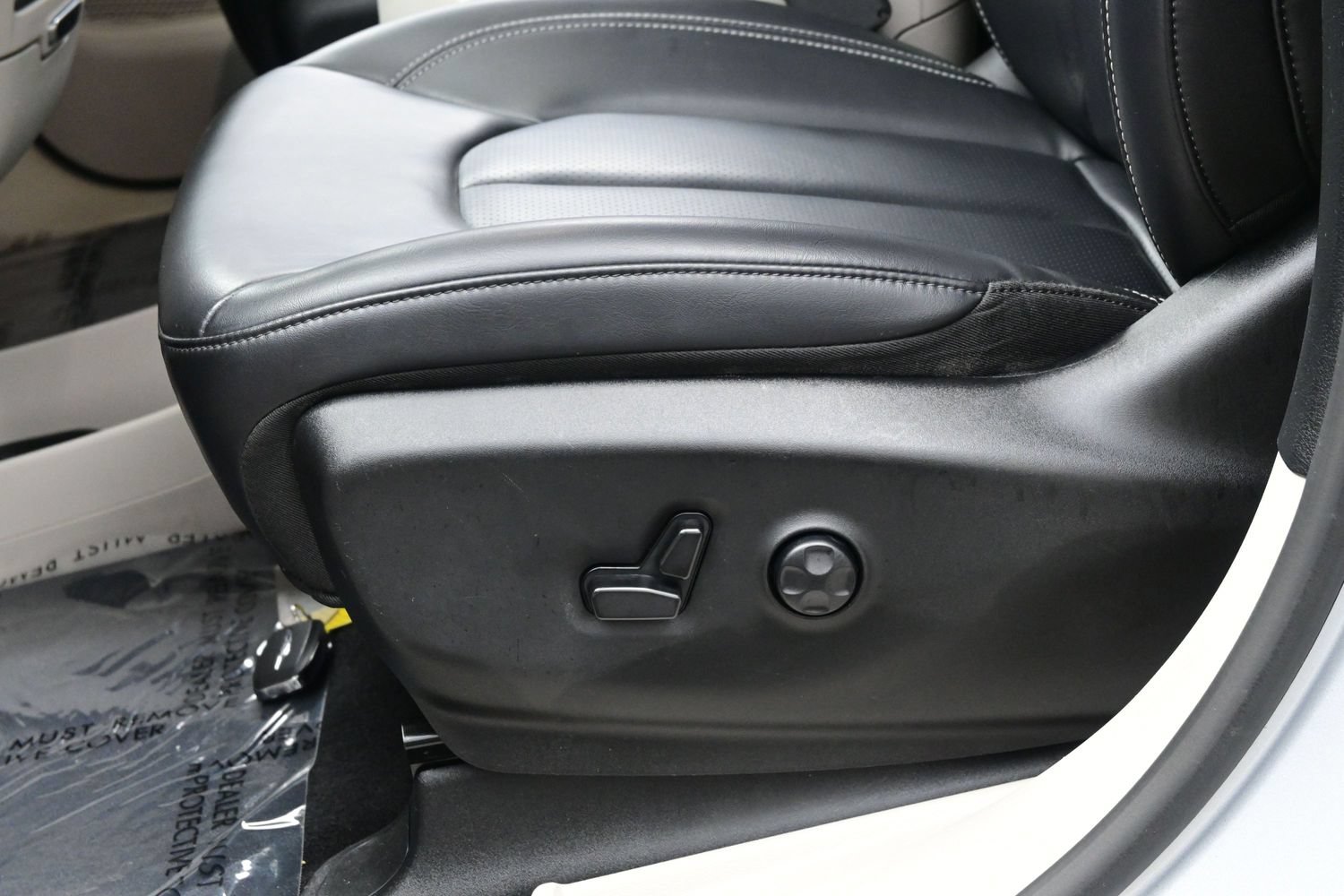 Used 2023 Chrysler Pacifica Touring-L FWD image 14