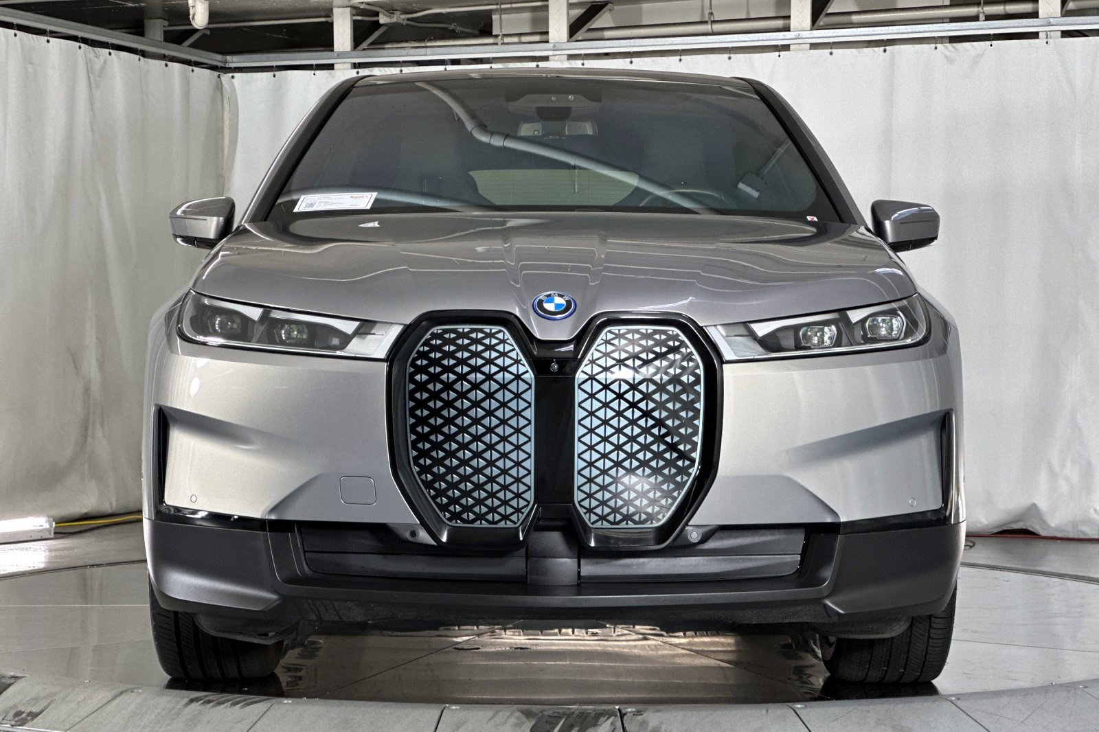 Used 2025 BMW iX xDrive50 w/ Premium Package AWD/4WD image 6