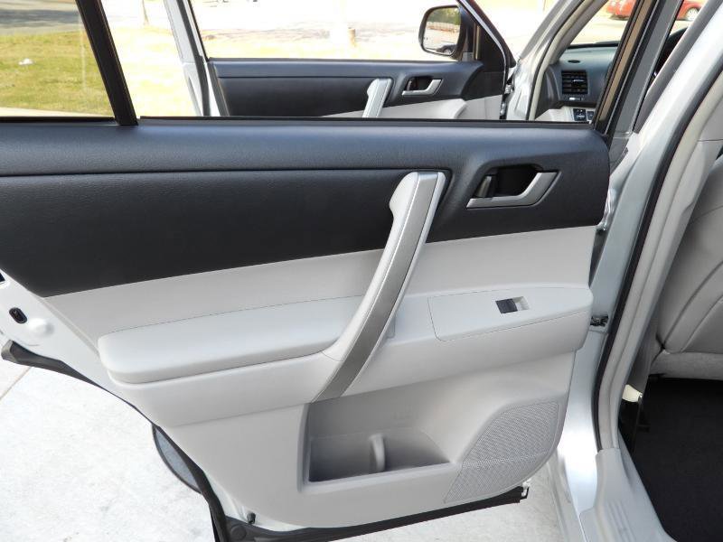 Used 2012 Toyota Highlander SE w/ Tow Pkg FWD image 38