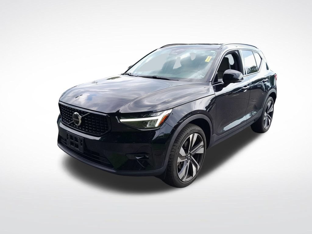 Used 2024 Volvo XC40 B5 Plus w/ Protection Package Premier AWD/4WD image 3