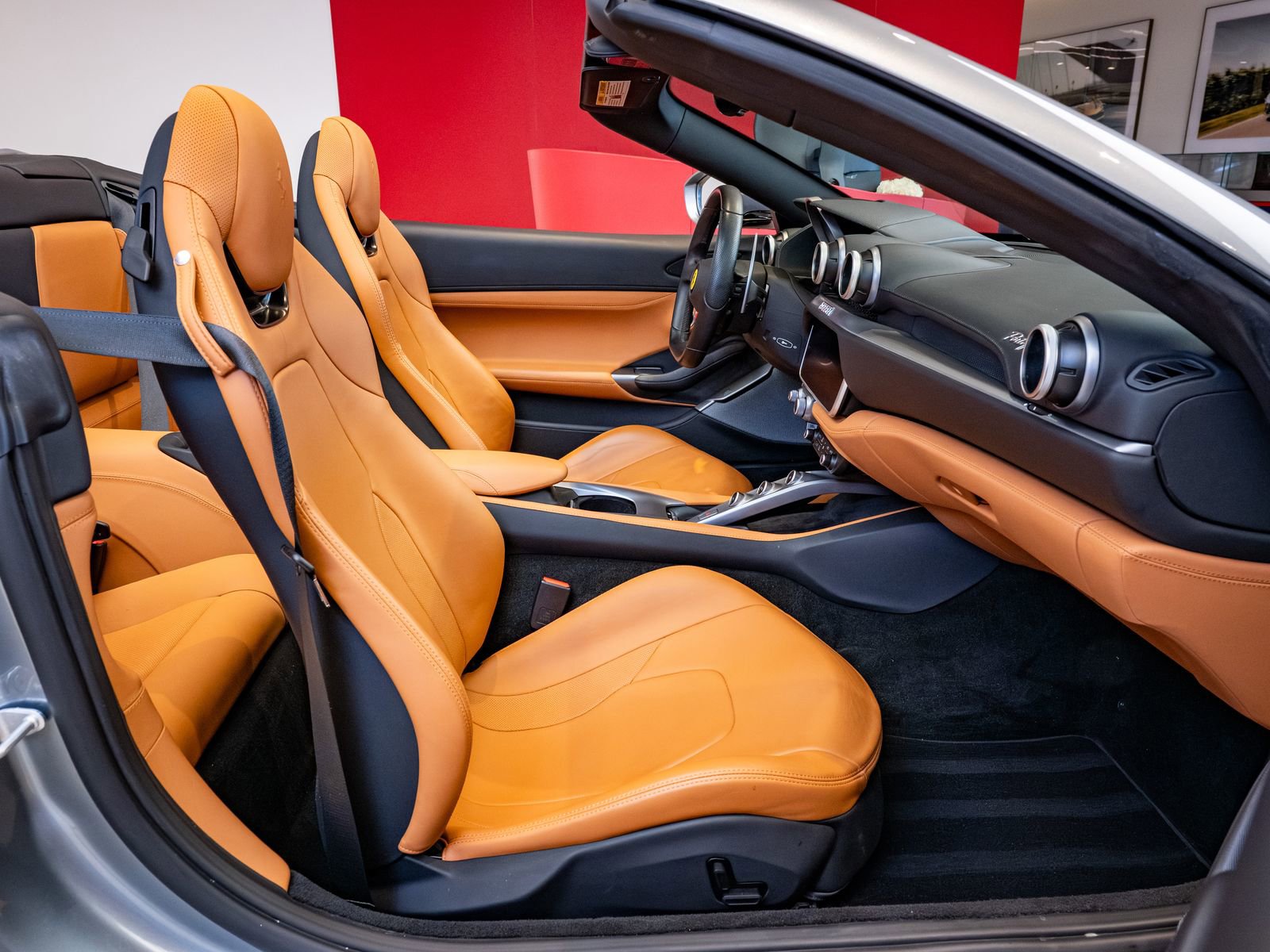 Used 2019 Ferrari Portofino RWD image 18