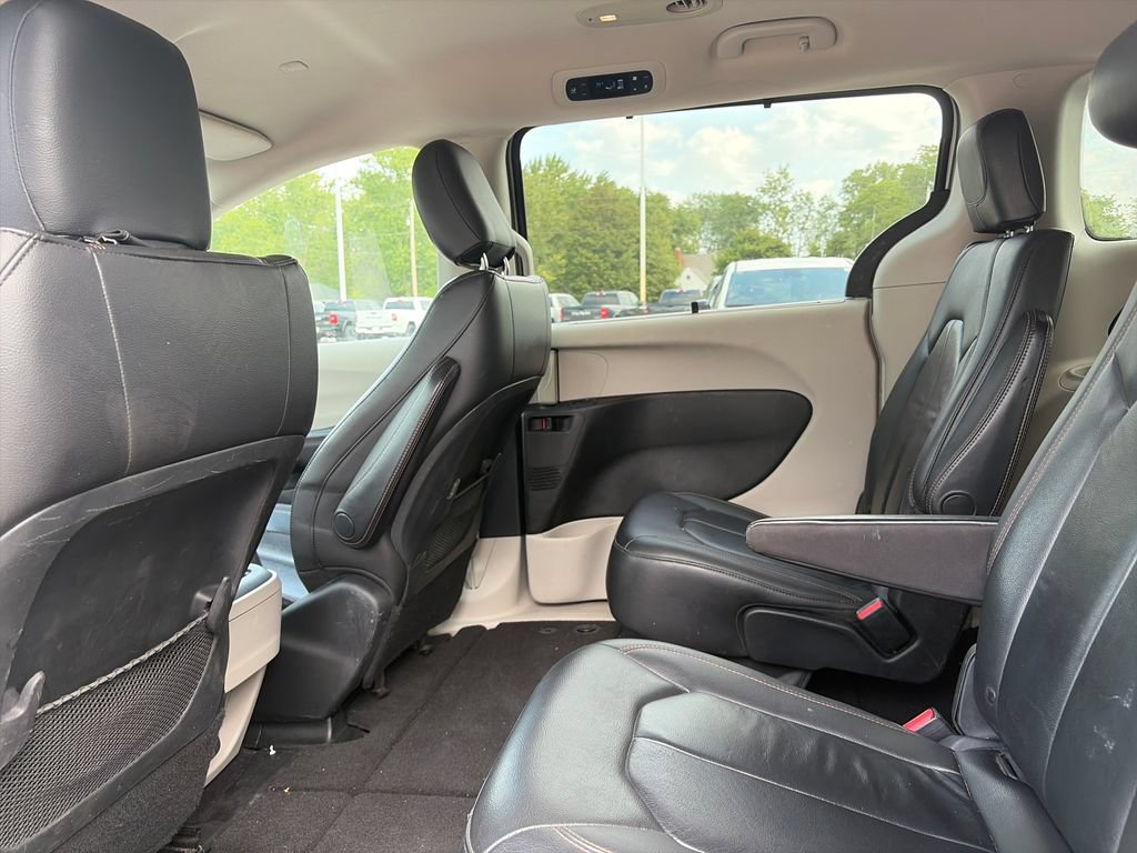 Used 2017 Chrysler Pacifica Touring-L w/ Tire & Wheel Group FWD image 31