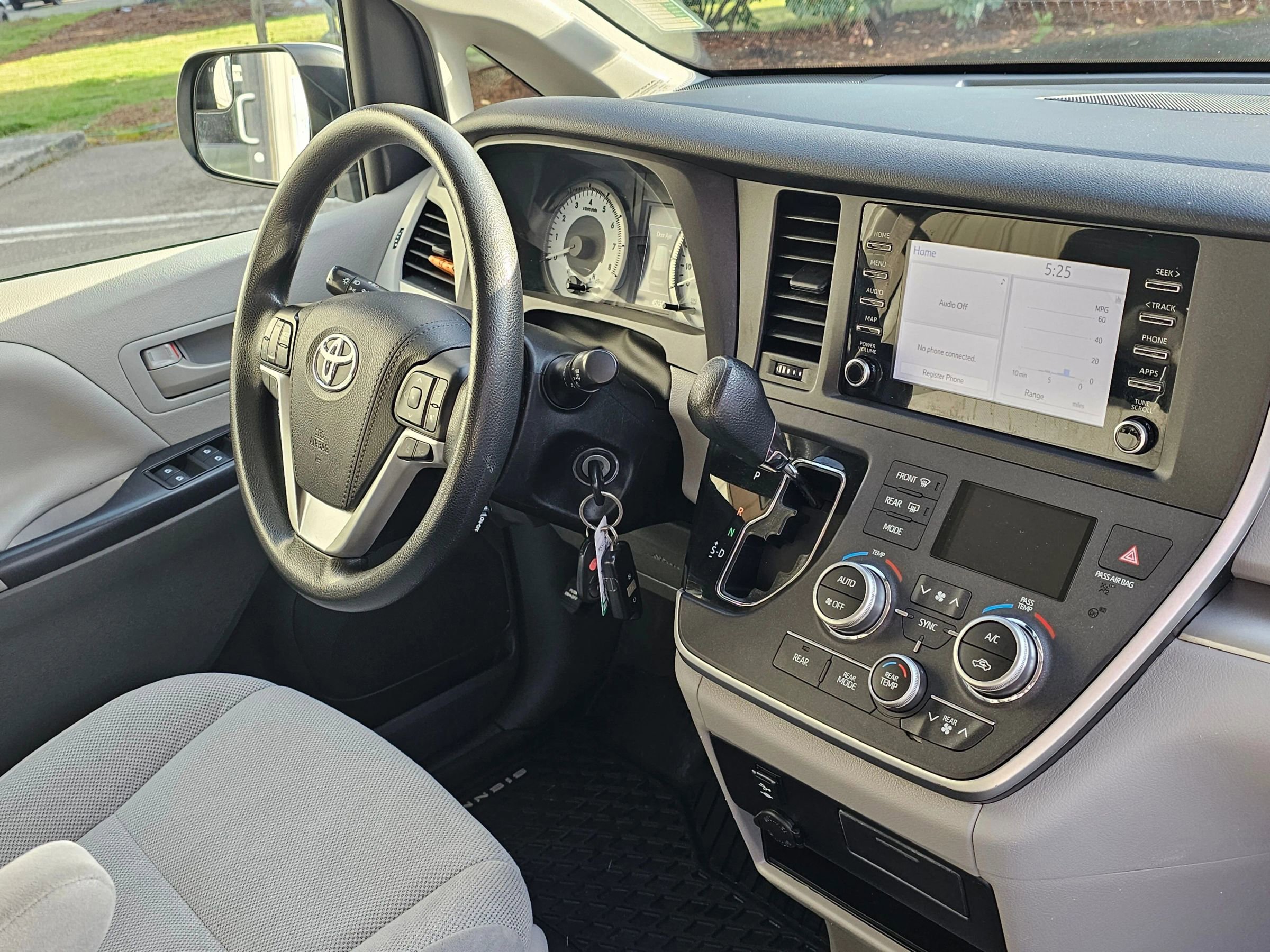 Used 2020 Toyota Sienna L image 11