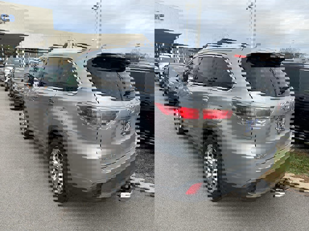 Used 2015 Toyota Highlander Limited image 2