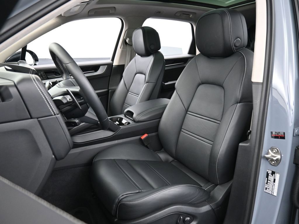 Certified 2025 Porsche Cayenne Turbo AWD/4WD image 5