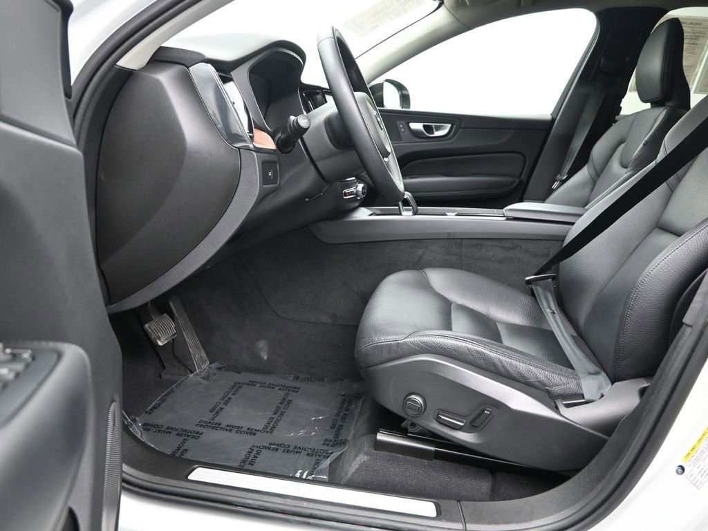 Used 2024 Volvo XC60 B5 Plus image 12
