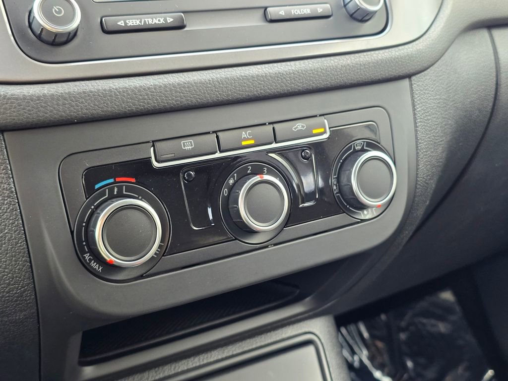 Used 2011 Volkswagen Tiguan S image 29