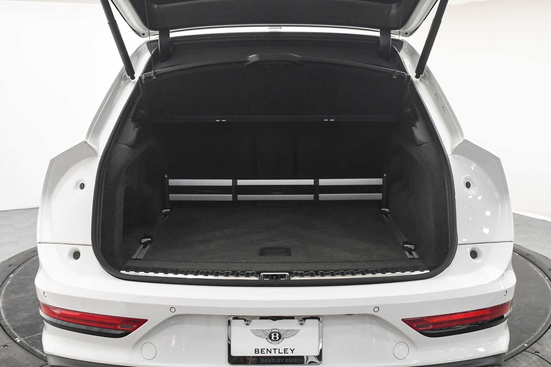 Used 2023 Bentley Bentayga Extended Wheelbase image 11