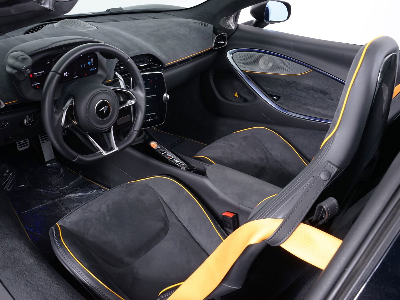 Used 2025 McLaren Artura Spider image 26