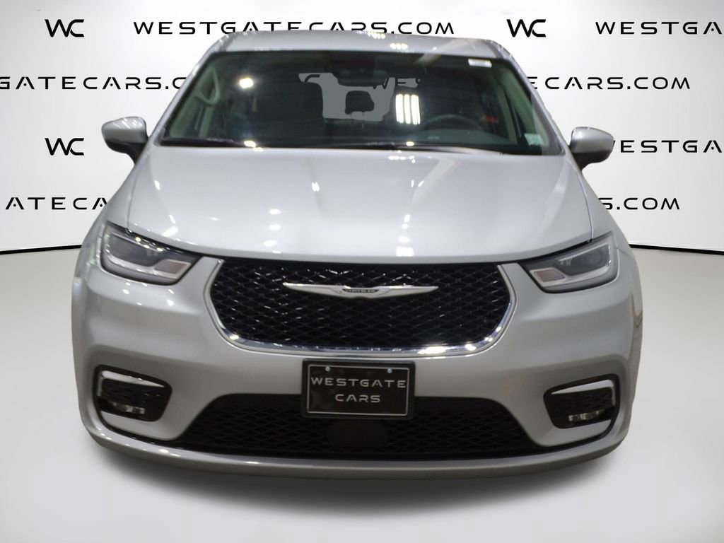 Used 2023 Chrysler Pacifica Touring-L image 4