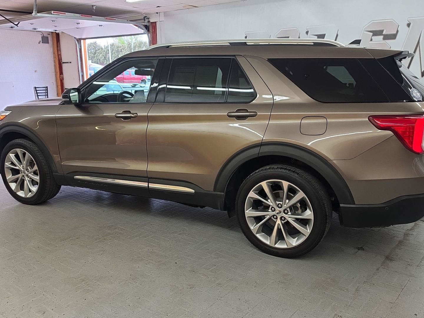 Used 2021 Ford Explorer Platinum w/ Equipment Group 601A AWD/4WD image 3