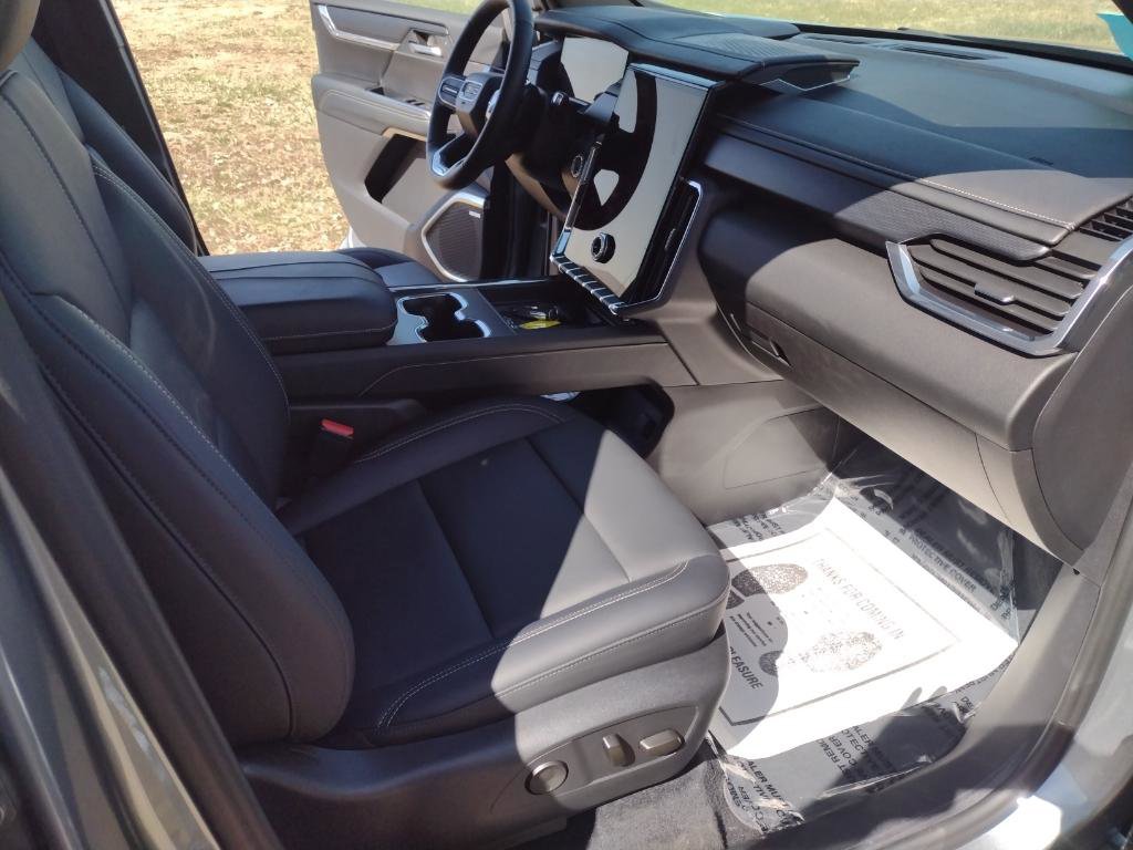 Used 2024 GMC Acadia Elevation image 23