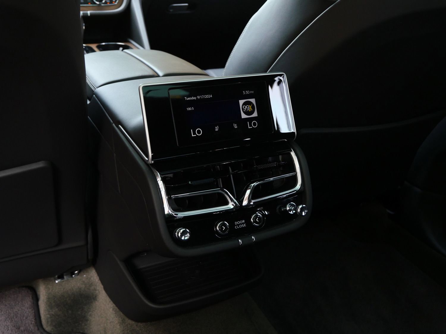 Used 2023 Bentley Bentayga Extended Wheelbase AWD/4WD image 24