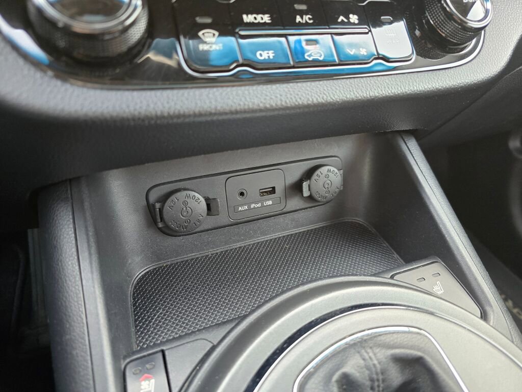 Used 2011 Kia Sportage SX w/ Premium Pkg w/Leather Seats image 34