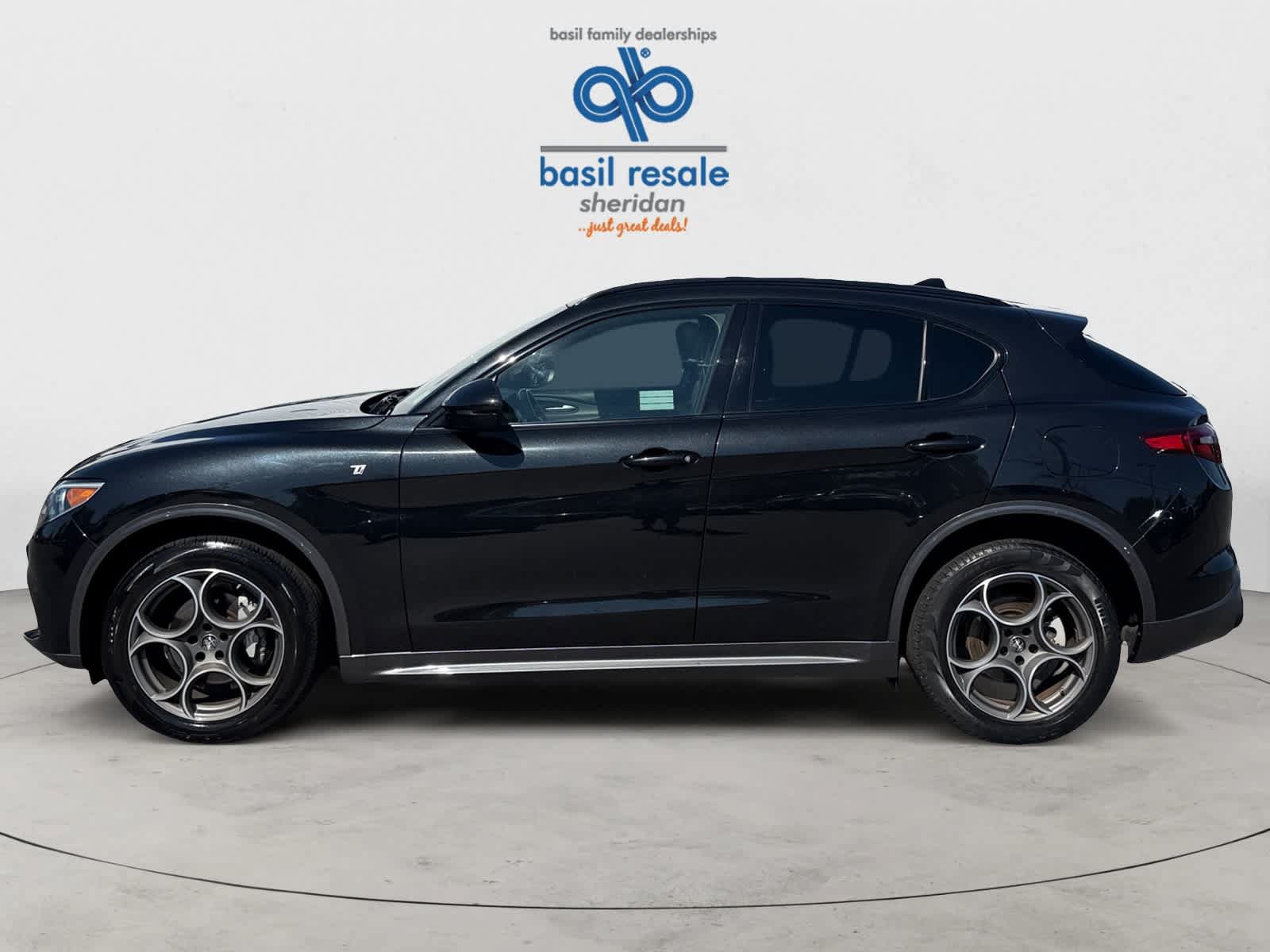 Used 2023 Alfa Romeo Stelvio Ti AWD/4WD image 3