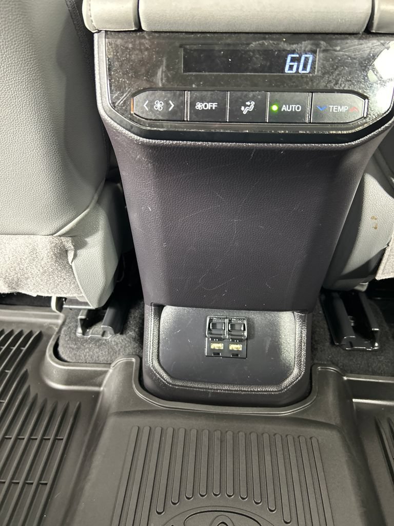 Used 2021 Toyota Highlander XLE AWD/4WD image 18