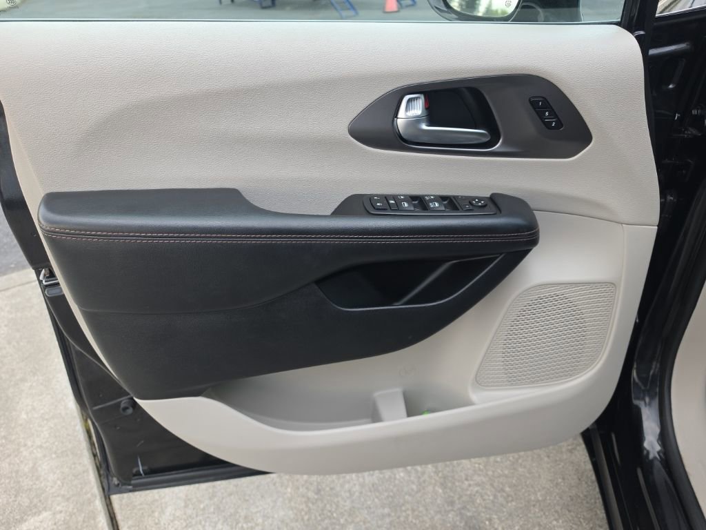 Used 2020 Chrysler Pacifica Touring-L FWD image 23