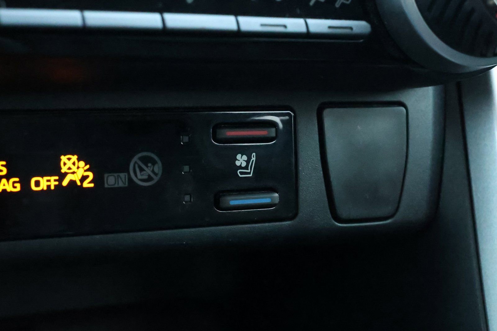 Used 2025 Toyota RAV4 Limited image 5