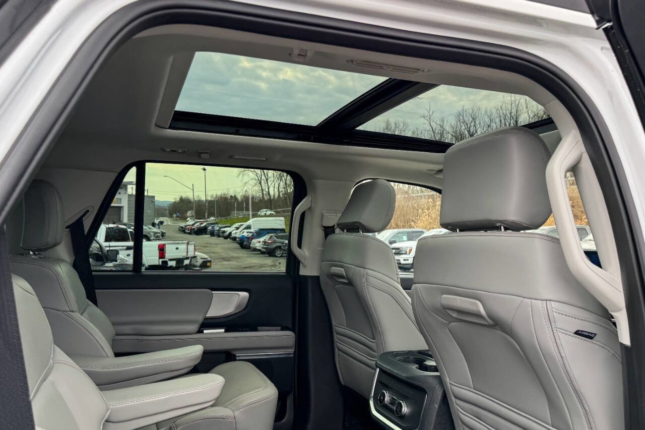 Used 2025 Ford Expedition Active image 16