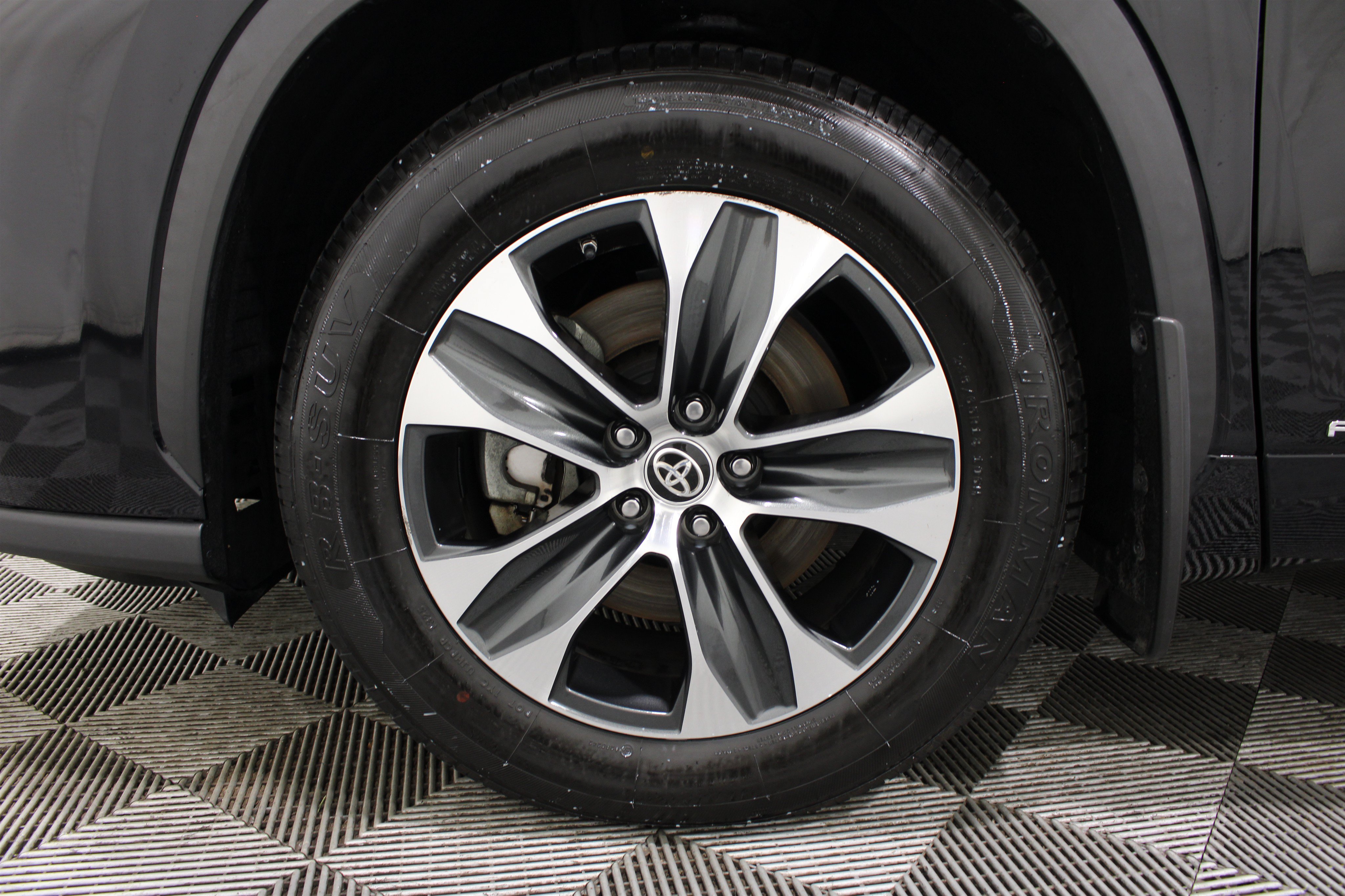 Used 2020 Toyota Highlander XLE AWD/4WD image 37