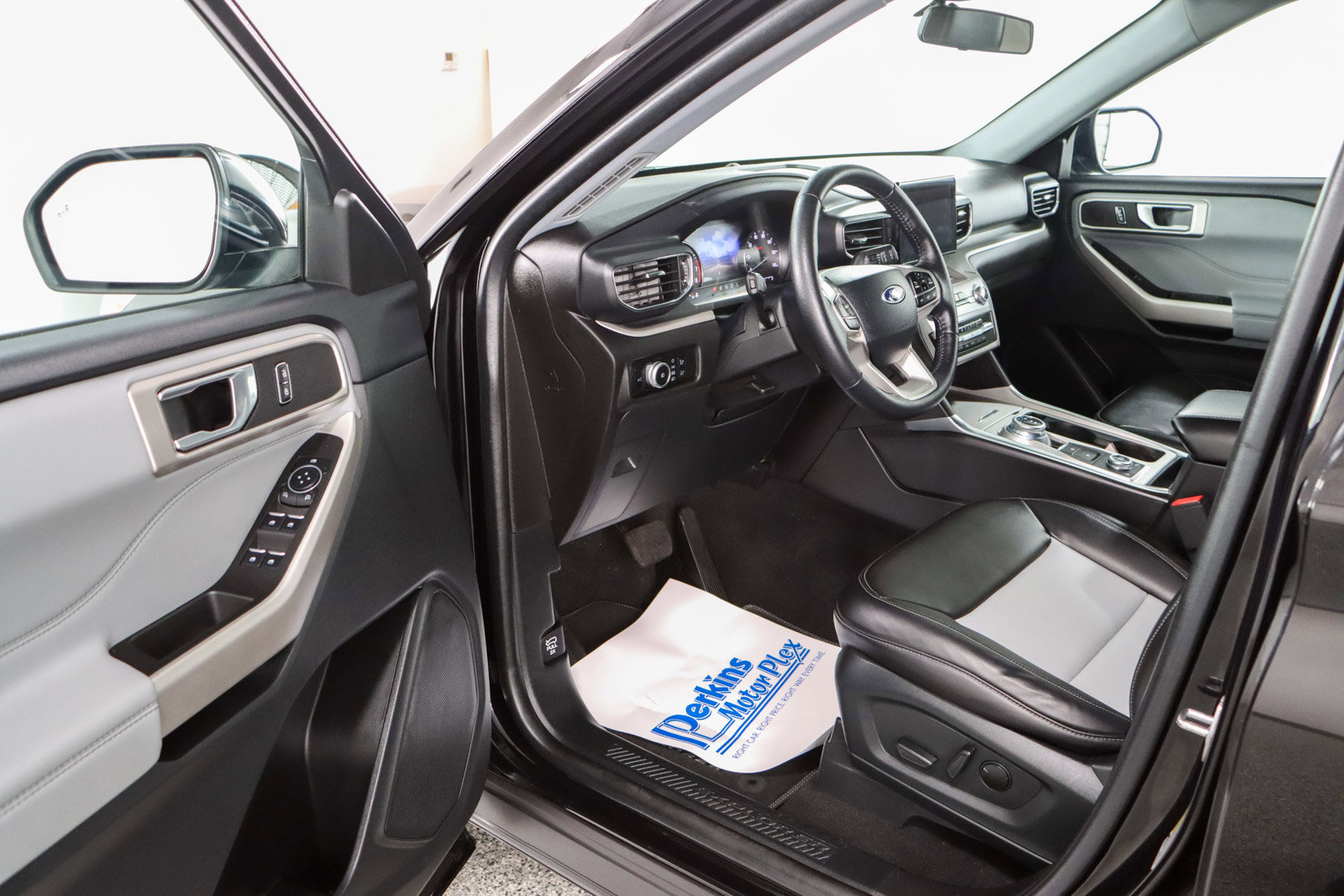 Used 2023 Ford Explorer XLT w/ Equipment Group 202A image 3