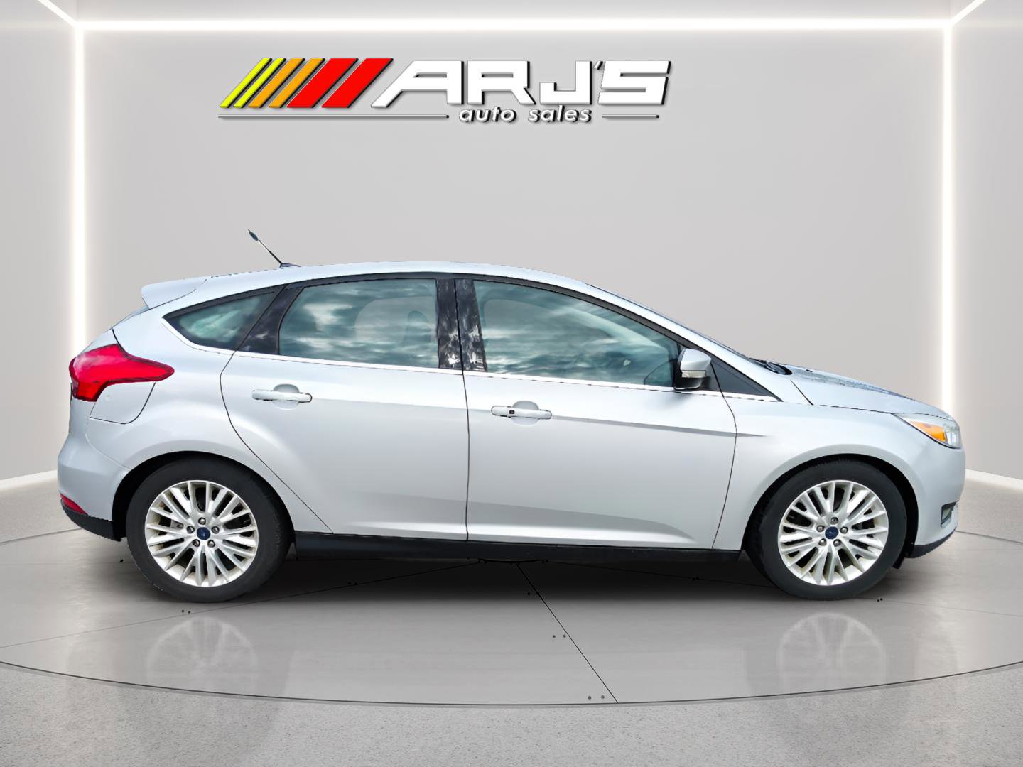 Used 2017 Ford Focus Titanium w/ Titanium Technology Package FWD image 4
