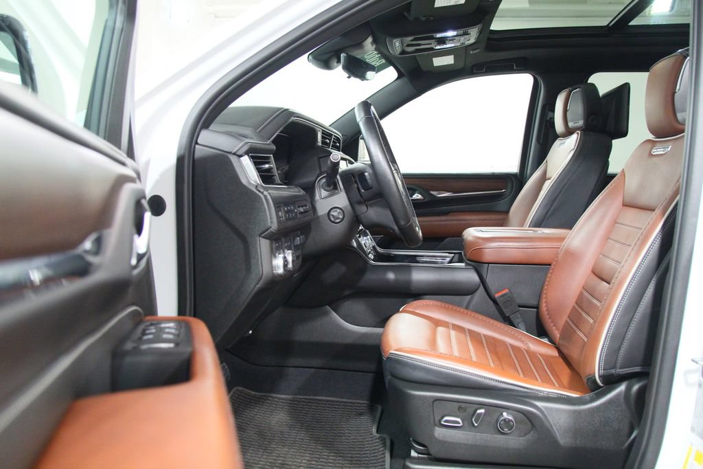 Used 2023 GMC Yukon XL Denali Ultimate AWD/4WD image 4