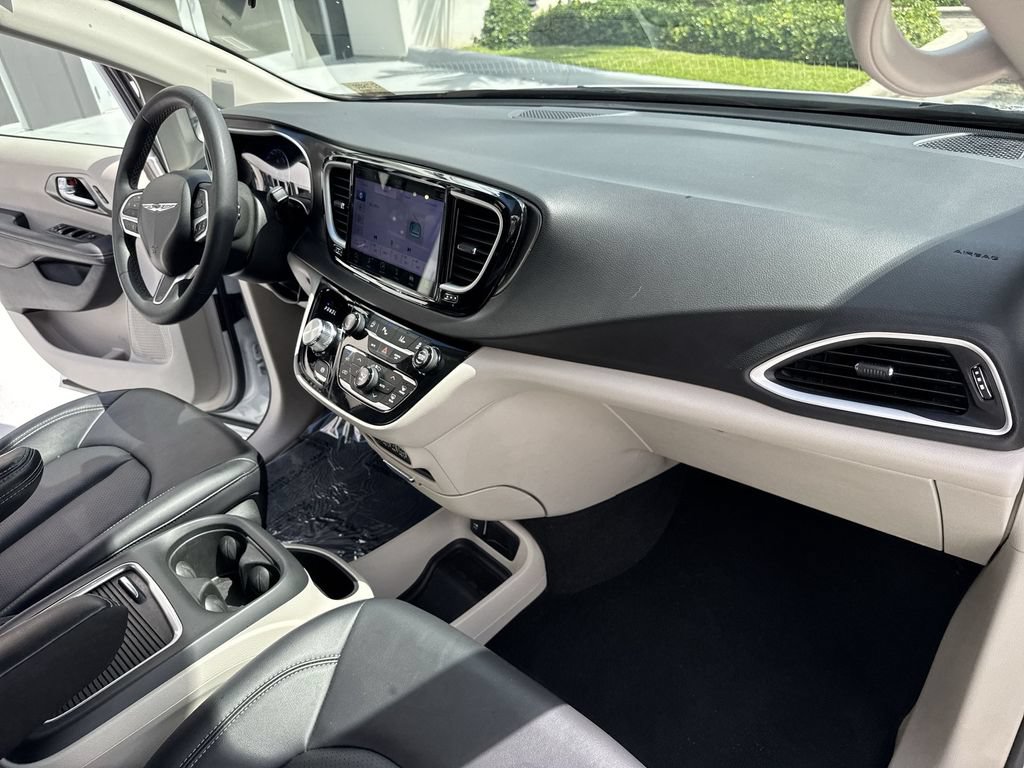 Used 2024 Chrysler Pacifica Touring-L FWD image 32