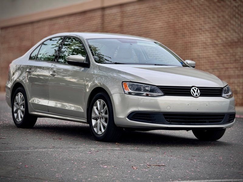 Used 2011 Volkswagen Jetta SE FWD image 1