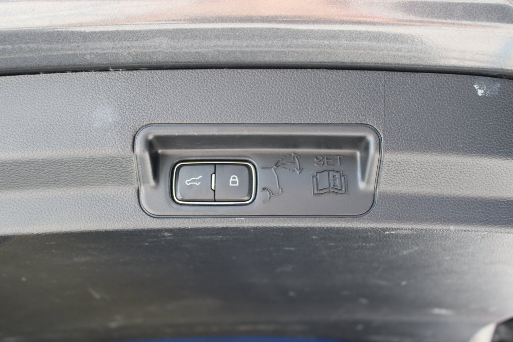 Used 2020 Ford Explorer XLT w/ Equipment Group 202A RWD image 9