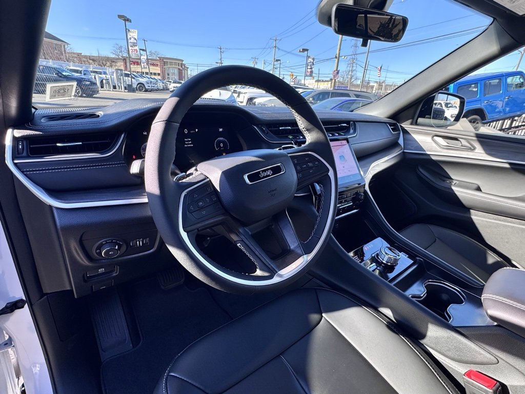 New 2025 Jeep Grand Cherokee Limited w/ Black Appearance Package image 12