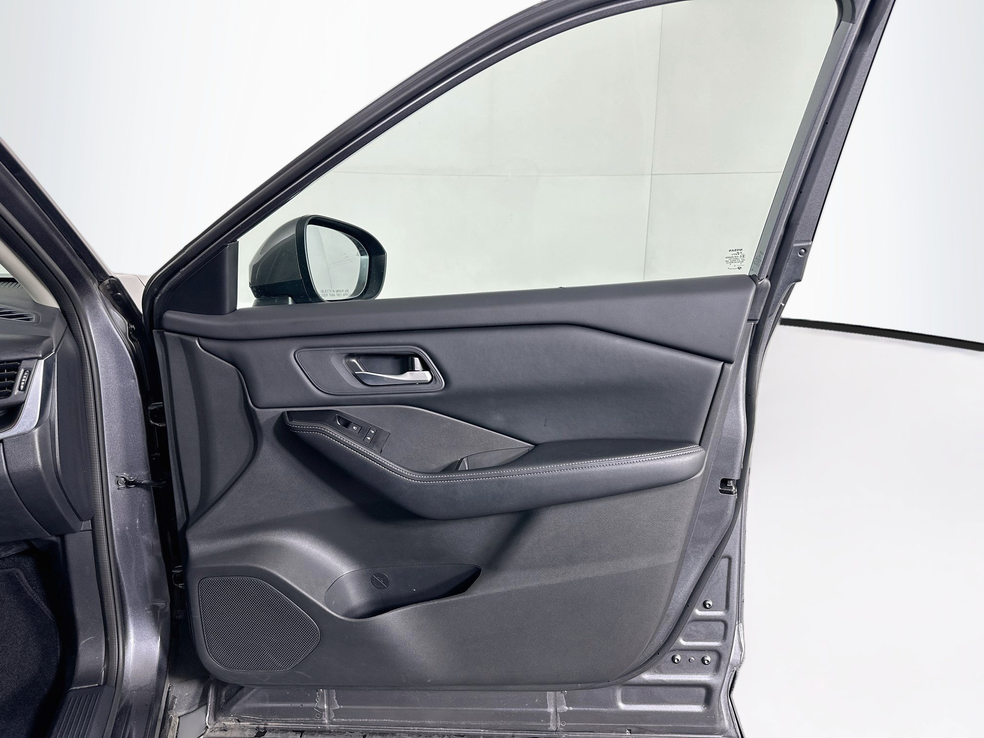 Used 2025 Nissan Rogue SV FWD image 33