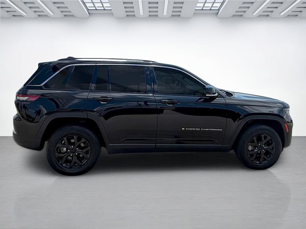 Used 2022 Jeep Grand Cherokee Limited AWD/4WD image 2