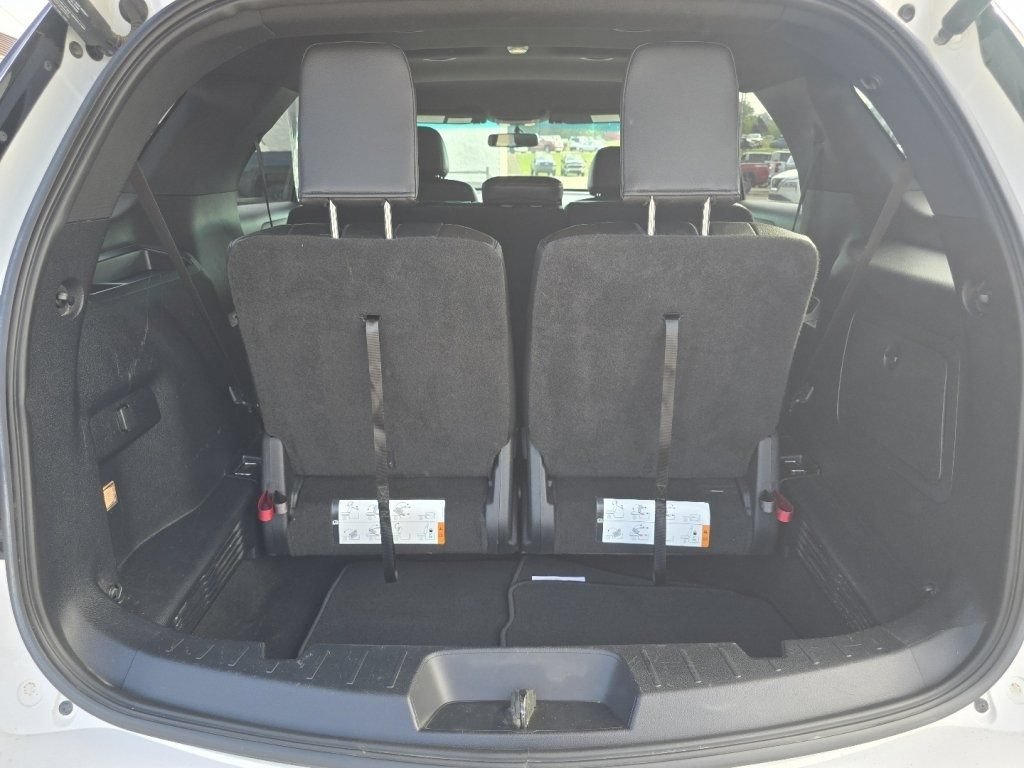 Used 2017 Ford Explorer XLT w/ Equipment Group 202A AWD/4WD image 18
