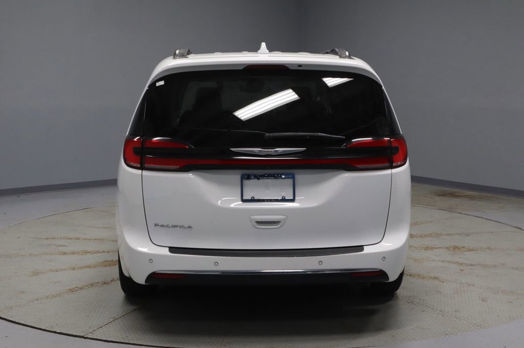 Used 2022 Chrysler Pacifica Touring-L image 9