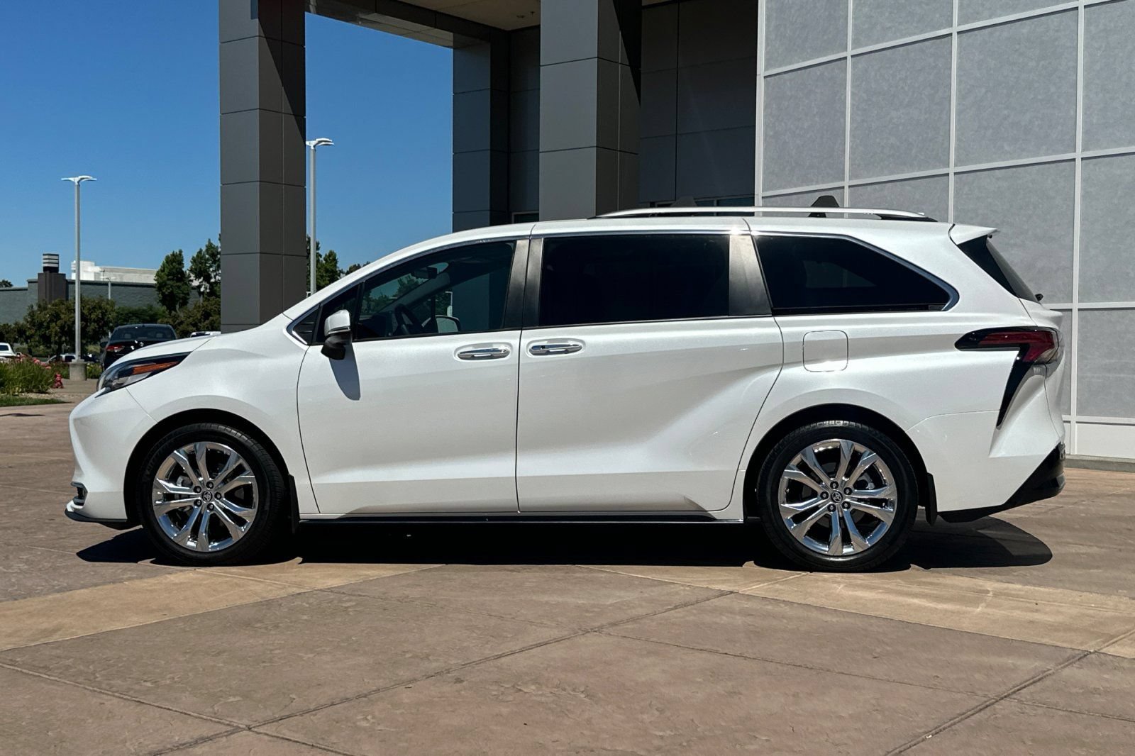 Certified 2023 Toyota Sienna Platinum FWD image 8
